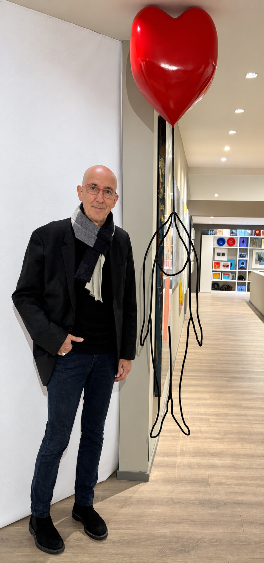 Carlos Blanco junto a una de sus obras