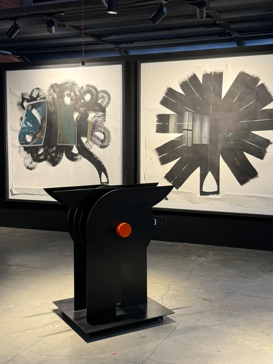 Entre raíces y memoria 14 — obra en la sala de exposición
