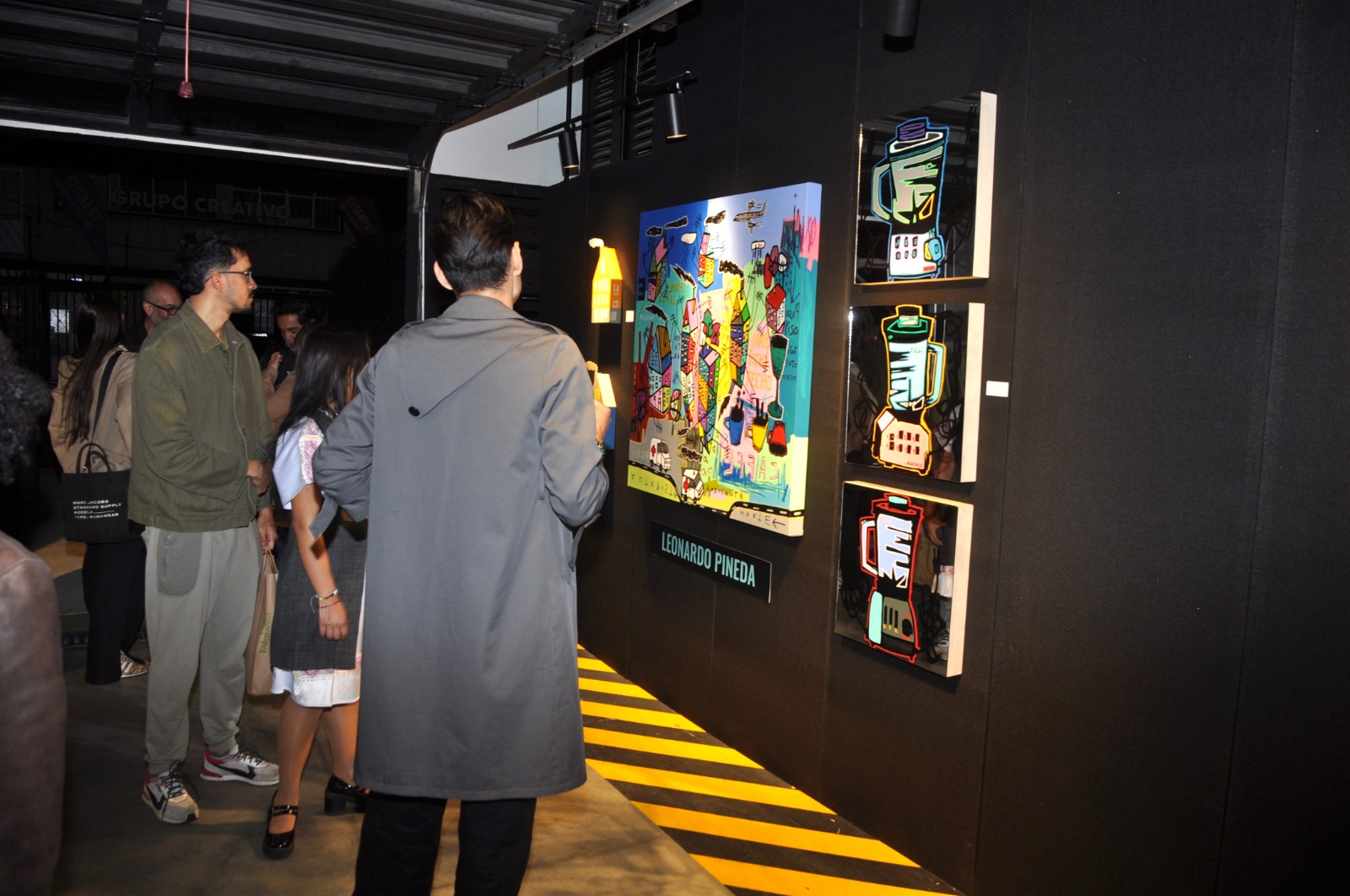 Obras y visitantes en una exposición de Borboleta Gallery, registro 2