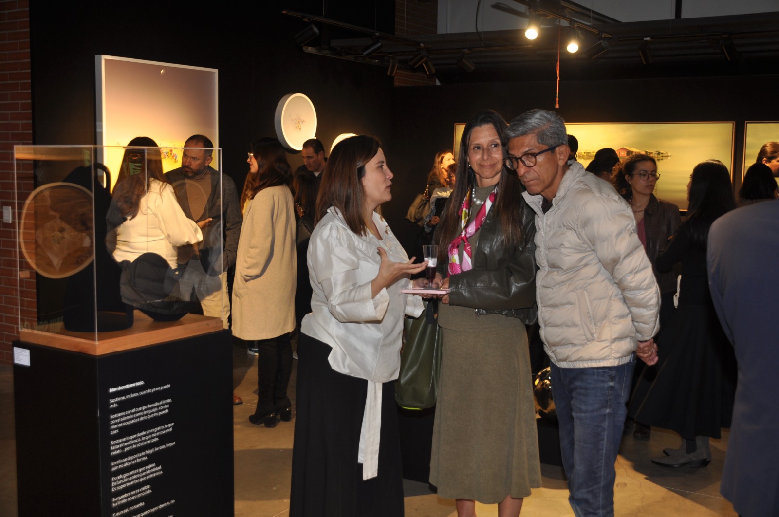 Público conversando en una exposición, registro 9