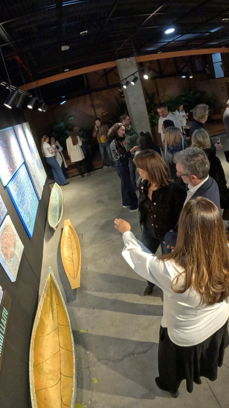 Público recorriendo una muestra, registro 15