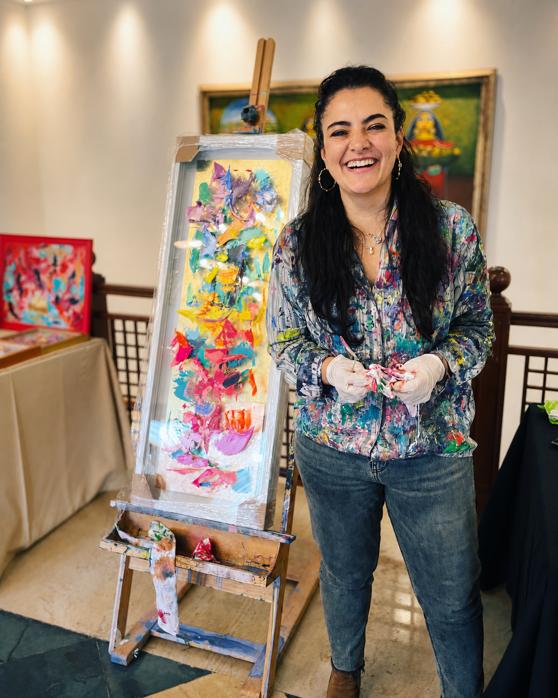 María Paula Alzate Afanador junto a su obra
