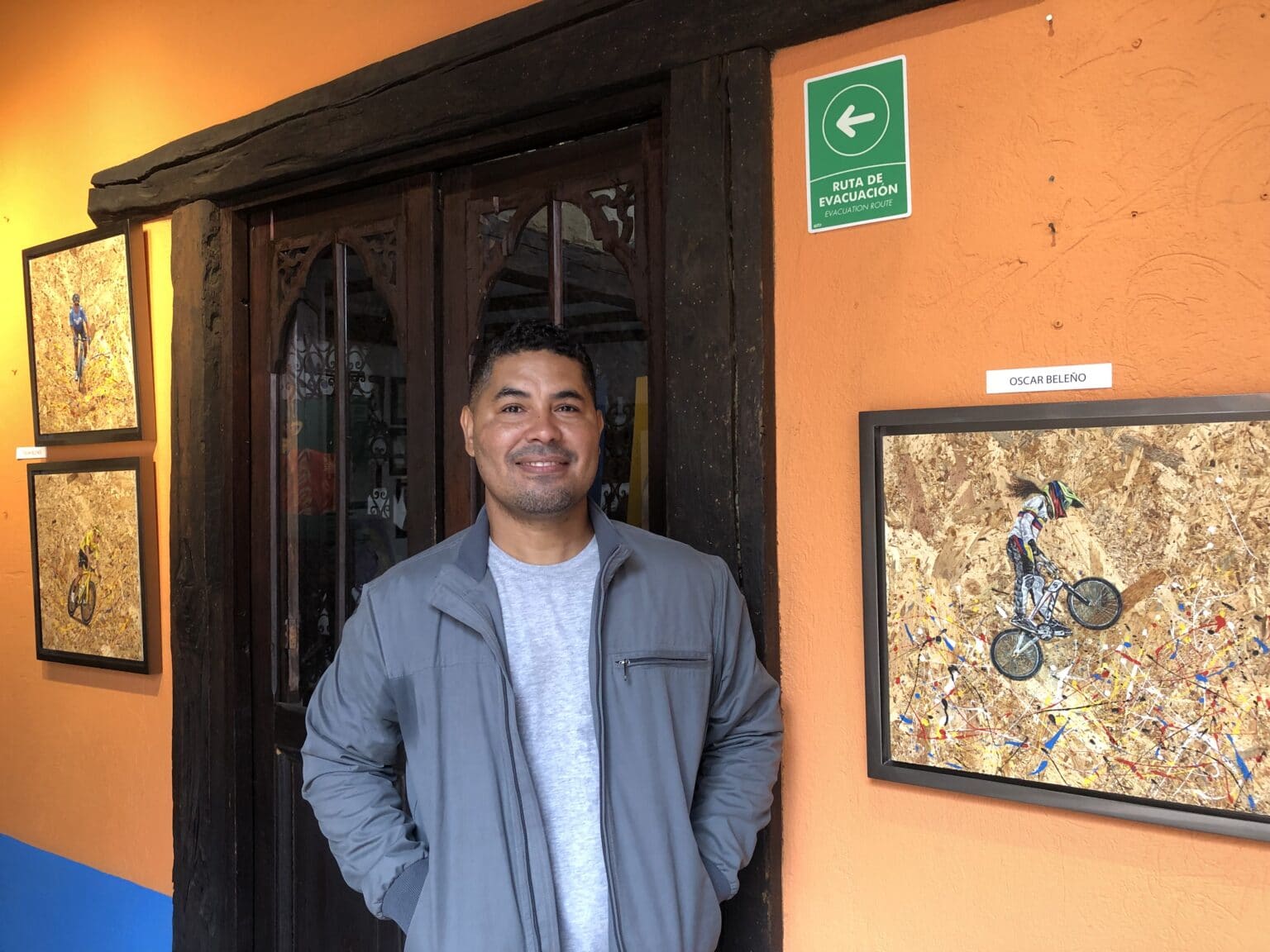 Oscar Beleño junto a sus obras